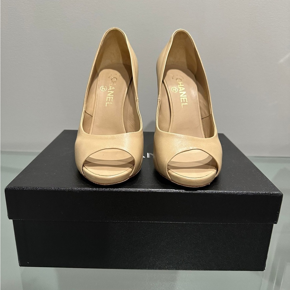 Lambskin Pearl peep toe pumps 39.5